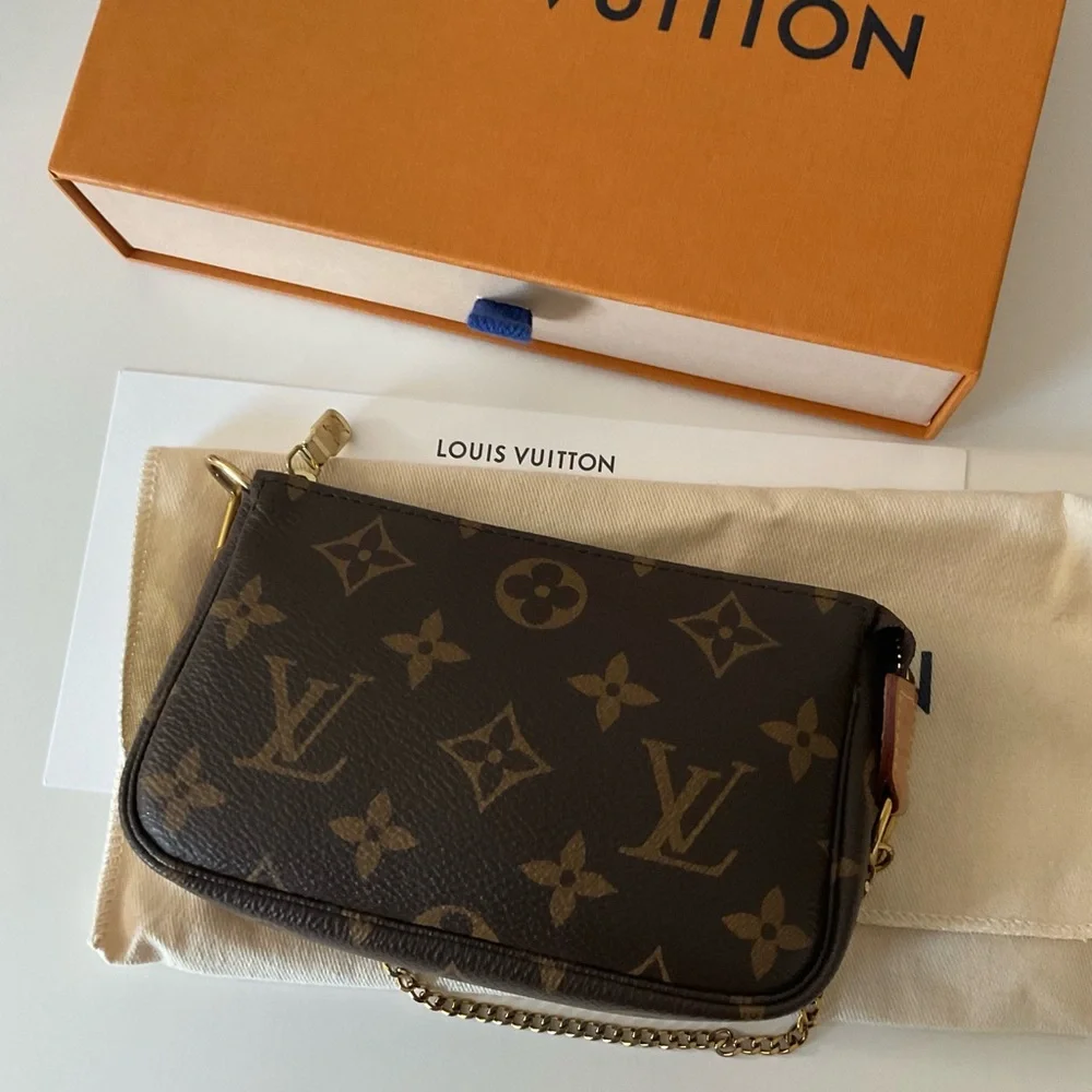 Louis Vuitton Mini Pochette Accessoires – Made in France - Picture 2 of 11